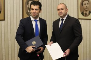 Премиерът Кирил Петков се опита да охлади напрежението между него
