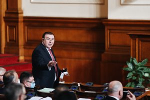 При унищожителни критики за липсата на реформи от страна на