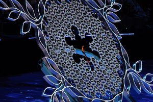 Малък факел в центъра на огромна декоративна снежинка вместо традиционния