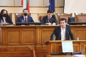 Битката между управляващите от ПП и опозиционната ДПС става все