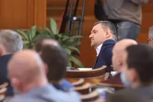 Парламентът държи в тайна как Пеевски получава заплатата си