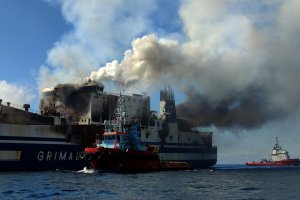 Издирването на изчезналите 12 души при пожара на ферибот край