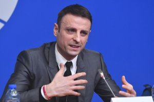 С кратка но емоционална пресконференция Димитър Бербатов обяви официално че