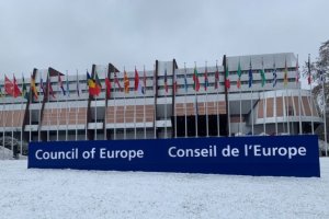 Съветът на Европа съобщи че замразява временно членството на Русия