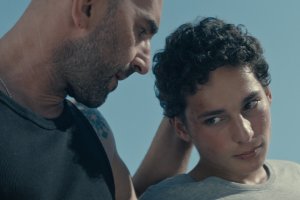 Само година след много успешната музикална комедия Голата истина за