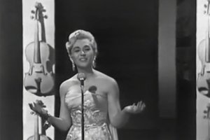 Ахинора Куманова по известна като Нора Нова българката с кариера на