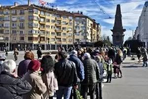 Дипломати от САЩ рецитират 
"Обесването на Васил Левски"