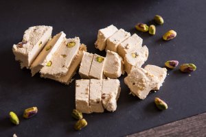 На Сирни заговезни традицията повелява да се яде бяла халва