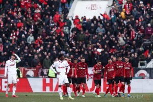 Претендентът за титлата ЦСКА София не само не започна с победа