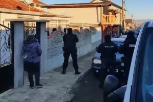Тежковъоръжени полицаи блокираха Карнобат от рано сутринта (СНИМКИ)