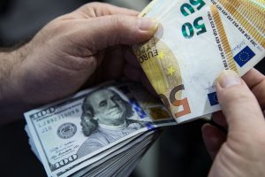 Парите които изпращат у дома българите работещи зад граница продължават