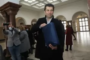 Прокурори разпитваха 2 часа премиера, а той им остави папка с 19 имена