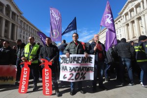 Пожарникари и спасители излязоха на протест в центъра на София