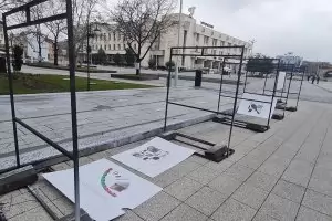 Вандали поругаха изложба срещу насилието над жени