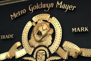 Джеймс Бонд вече работи за Амазон Така Си Ен Ен