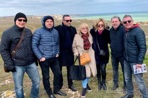 Семейството и приятели на Джон Лоутън разпръснаха праха му на