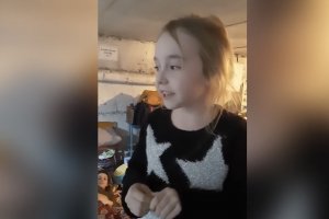 Видеоклипът с малко украинско момиче което пее в бомбоубежище  стана хит в интернет и развълнува