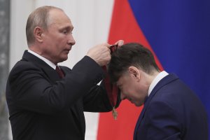 Руският дизайнер Валентин Юдашкин няма да може да вземе участие