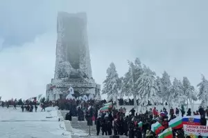 Скандирания "Русия" заглушиха честванията на Шипка