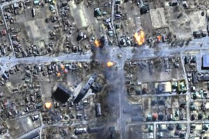 Горящи домове кратери в средата на цивилни обекти върволици от