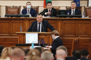 Прибързано и хаотично подхожда парламентът по належащия въпрос за здравното