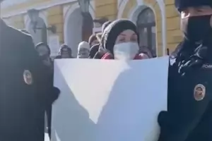 Руските власти арестуват вече и заради размахан празен лист 