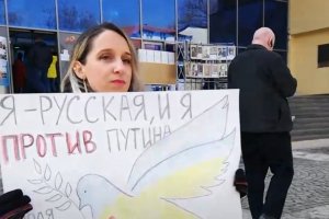 Млада рускиня протестира срещу Путин пред Руския културно информационен център
