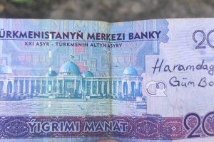 Анонимно феминистко движение организира антивоенен протест в Русия с надписи