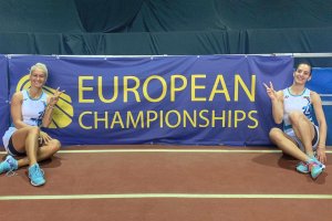 Европейските шампионки по бадминтон при женските двойки Габриела и Стефани