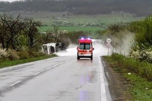 Цистерна с течен азот се обърна на завоя между сунгурларските