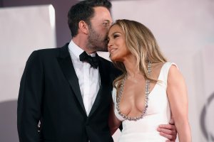 Певицата и актриса Дженифър Лопес обяви годежа си с Бен