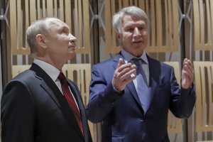 През една априлска събота московчани се разхождат из новия огромен център за