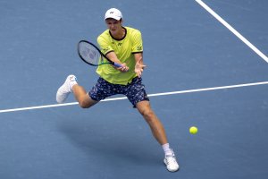 Защитаващият титлата си Хуберт Хуркач елиминира борещия се да си