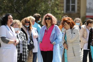 Заплатите на лекарите ще се повишат с 800 лв на