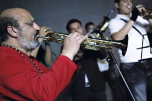 Почина знаменитият музикант от оркестър Карандила Ангел Тичалиев съобщиха във