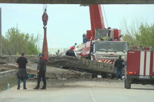 Железобетонна конструкция падна върху кола в района на завод в