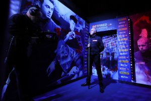 Джон Хигинс превключи на нов режим във втората сесия от