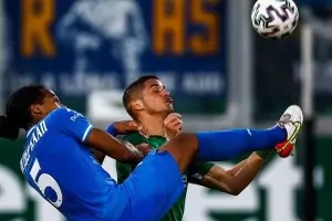 Драма с дузпи, изгонени и 5 гола доближи “Левски“ до финал