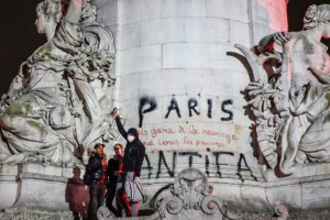 Френски полицаи застреляха двама души които са се опитвали да ги прегазят