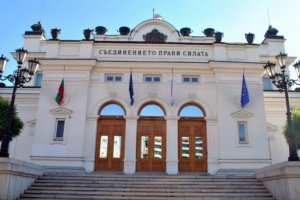 Депутати от четирите партии в управляващата комисия предложиха с които