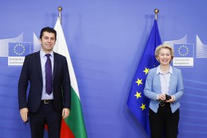 По покана на премиера Кирил Петков на 8 април на