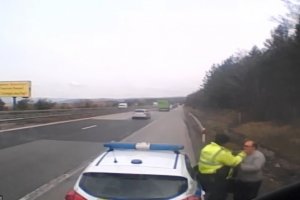 Скандално видео с български катаджия който удря шамар на спрян