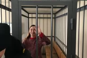 Художничка е в ареста заради протест срещу войната с етикети в магазин