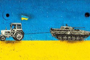 Трактор марка Ламборгини  дислоцира танка   Дърпай тракторе води ни Путин