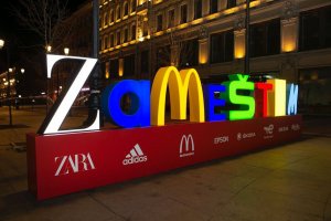 Инсталацията ZaMeSTIM от първите букви на брандовете които напуснаха Русия заради