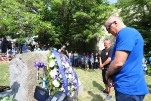 Наско Сираков засега си задържа̀ акциите в "Левски"