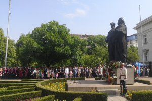 Стотици ученици родители общественици и официални лица в София се