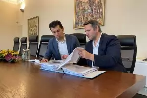 Премиерът защити погнат за конфликт на интереси съпартиец