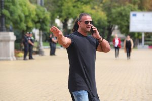 Маските падат – не само в политиката но и в