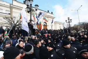 Опитът на поддръжници на Възраждане да нахлуят в парламента през